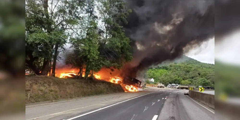 Um dos caminhões pegou fogo após o acidente