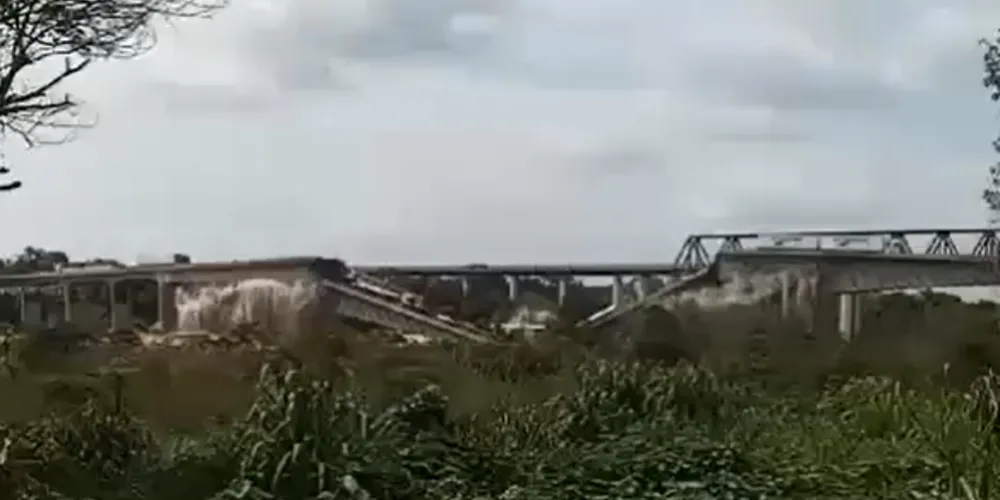 Ponte desabou com um caminhão carregado