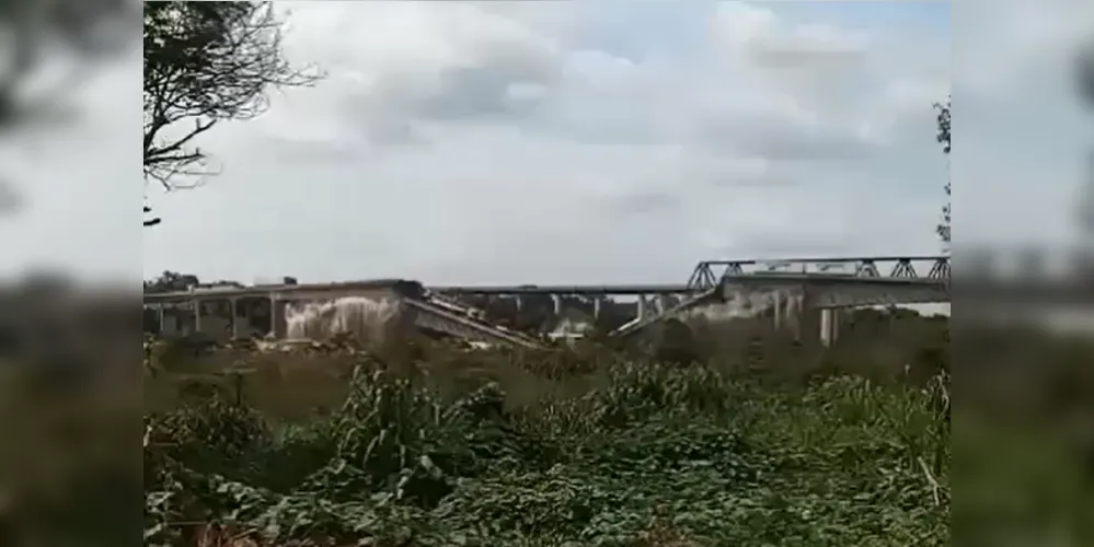 Ponte desabou com um caminhão carregado