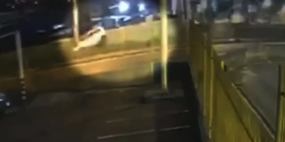Veículo colidiu contra um poste, que 'quebrou'