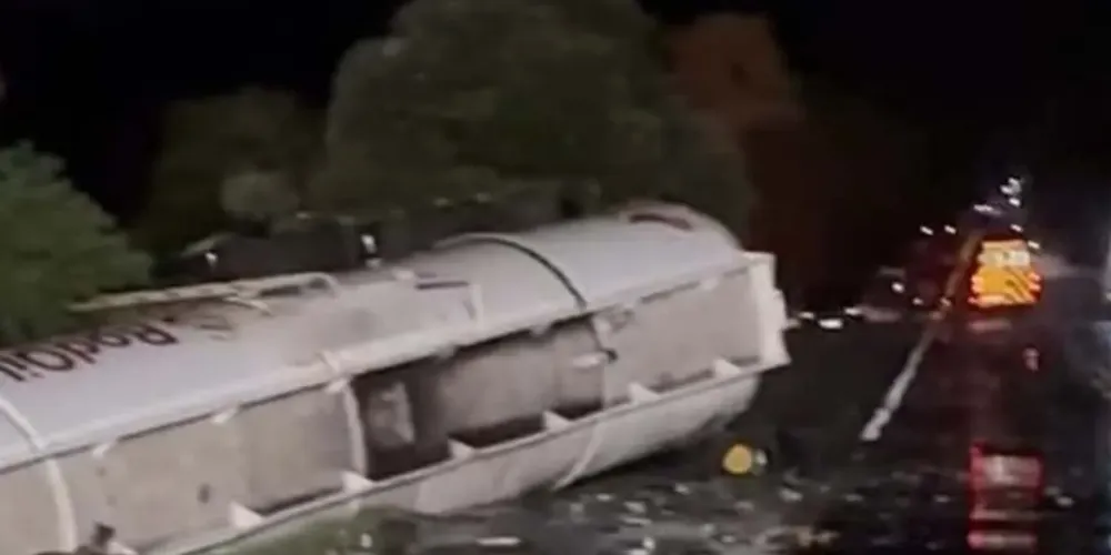 Caminhão estava carregado com combustível, que vazou sobre a pista