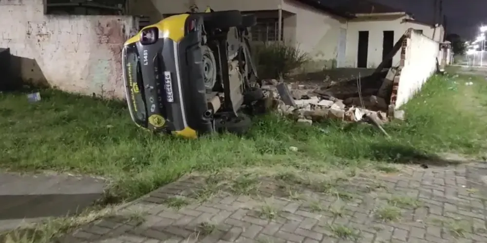 Viatura tombou e atingiu um muro, parando sobre um terreno