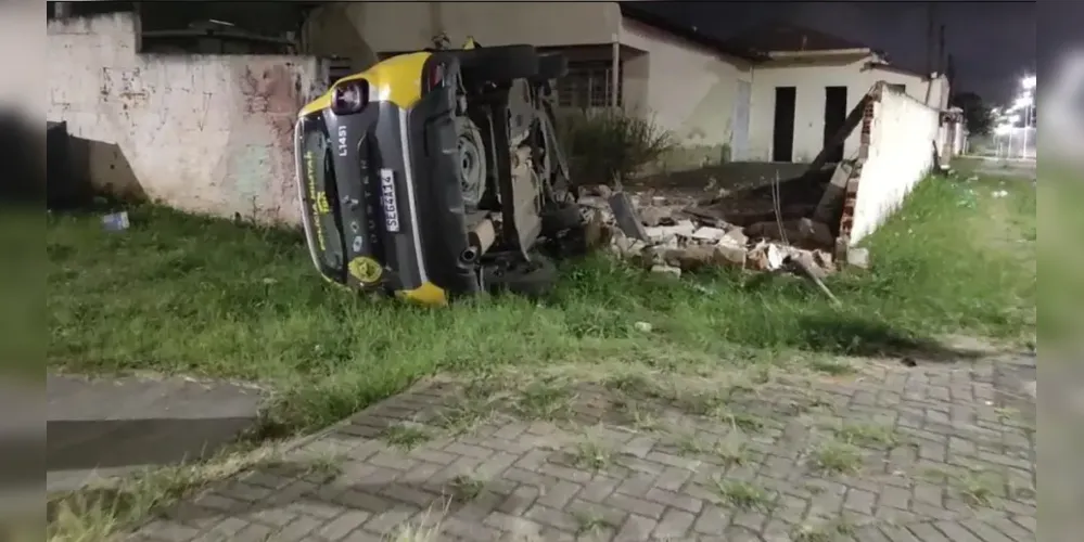 Viatura tombou e atingiu um muro, parando sobre um terreno