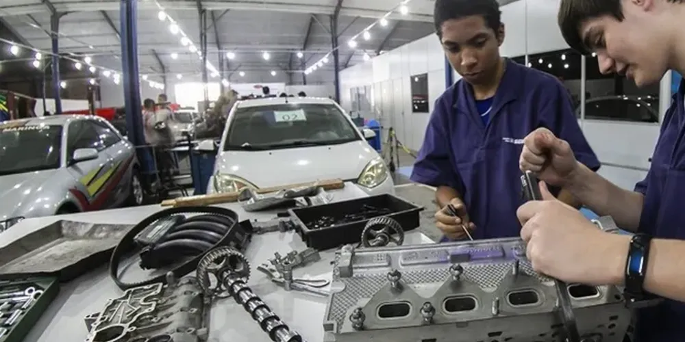 Há vagas, sem a exigência de experiência para mecânicos de veículos automotores