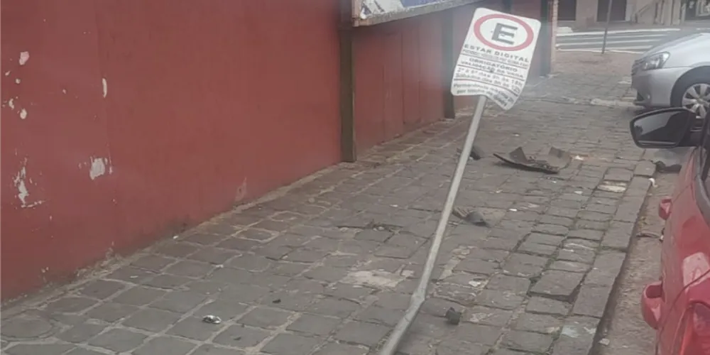 Veículo atingiu duas placas e colidiu contra dois carros parados