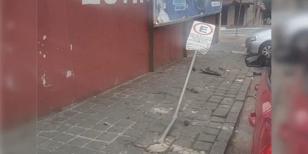 Veículo atingiu duas placas e colidiu contra dois carros parados