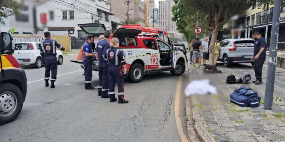 Acidente aconteceu no bairro Batel, nesta manhã