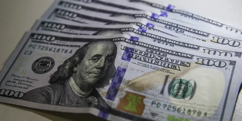 Queda do dólar foi de R$ 0,024 (-0,4%)