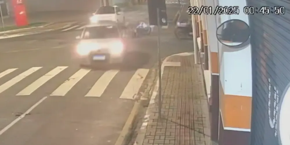 Colisão foi registrada na madrugada desta quarta-feira (22)