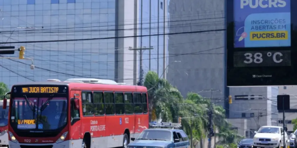 Termômetros registram altas temperaturas na cidade de Porto Alegre (RS), nesta terça-feira, 11 de fevereiro de 2025.