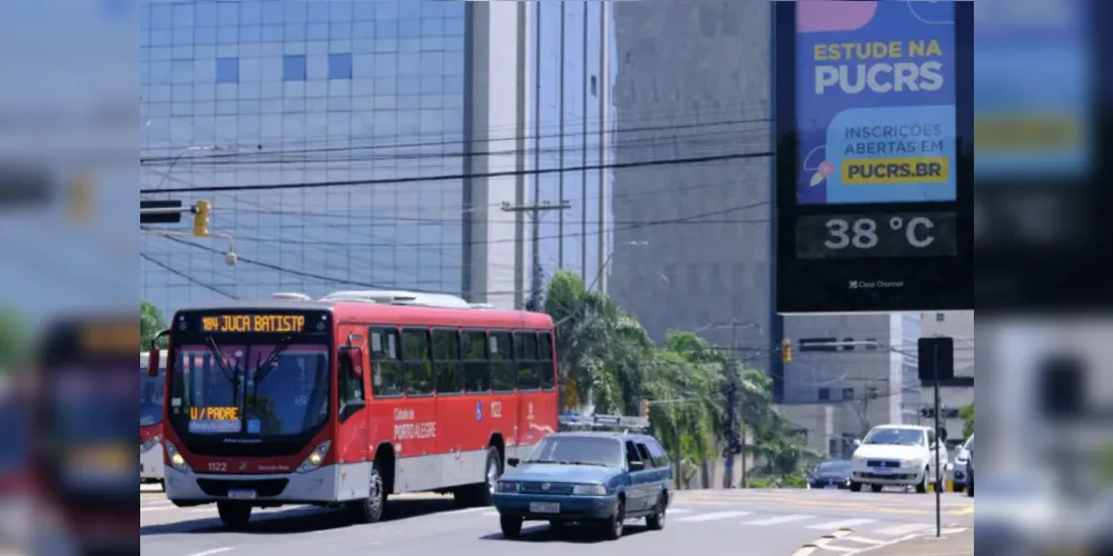 Termômetros registram altas temperaturas na cidade de Porto Alegre (RS), nesta terça-feira, 11 de fevereiro de 2025.