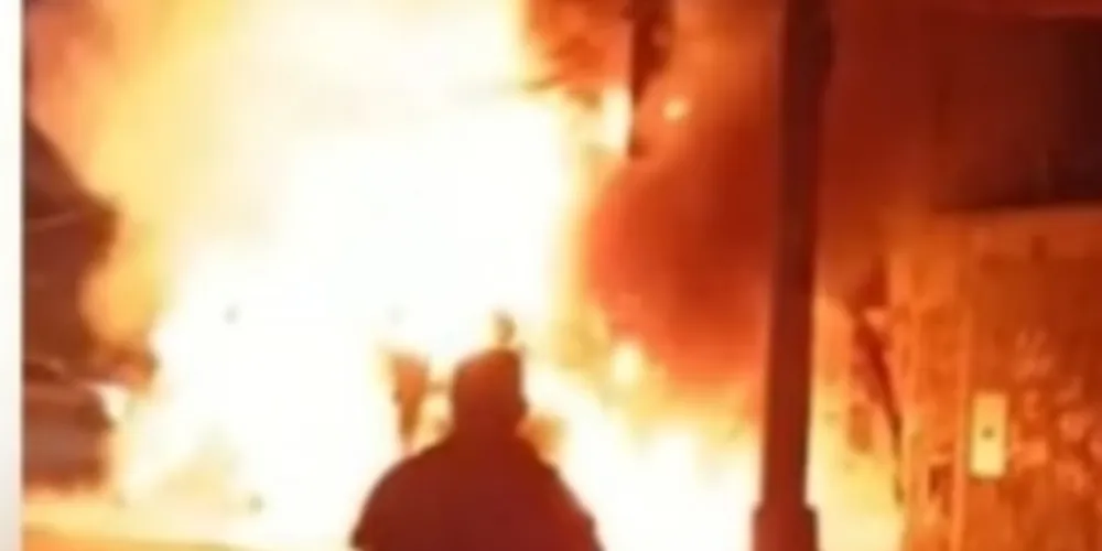 O motorista foi localizado carbonizado dentro da cabine