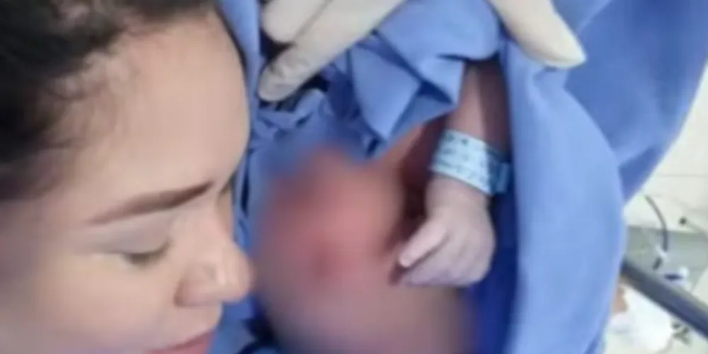 Fotos registradas no dia do parto mostram Yasmin com seu bebê biológico, identificado por uma pulseira