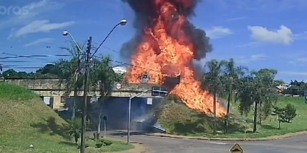 Os dois sentidos da rodovia seguem interditados