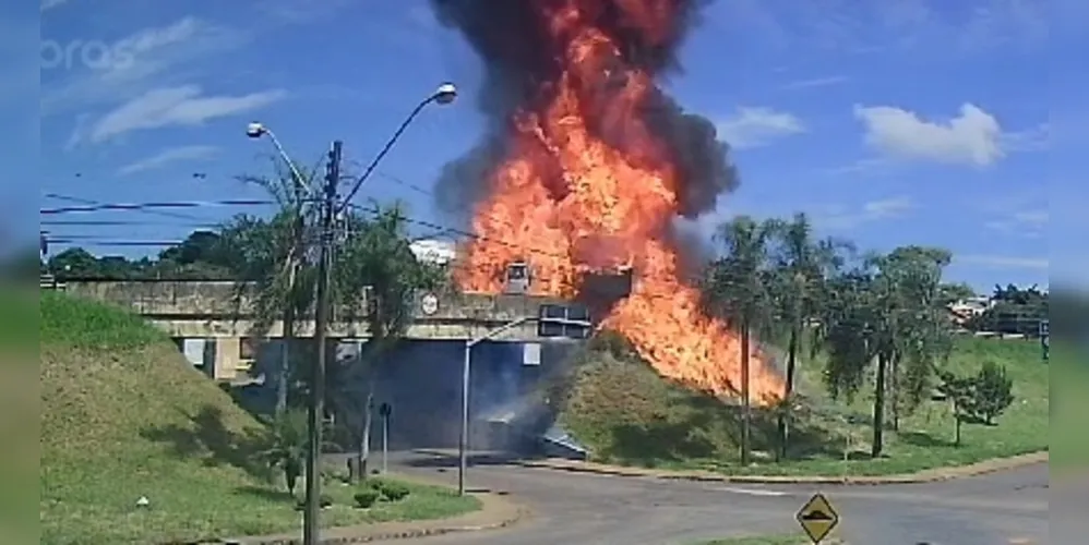 Os dois sentidos da rodovia seguem interditados