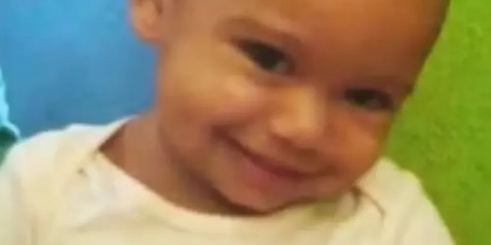 Menina estava brincando no local