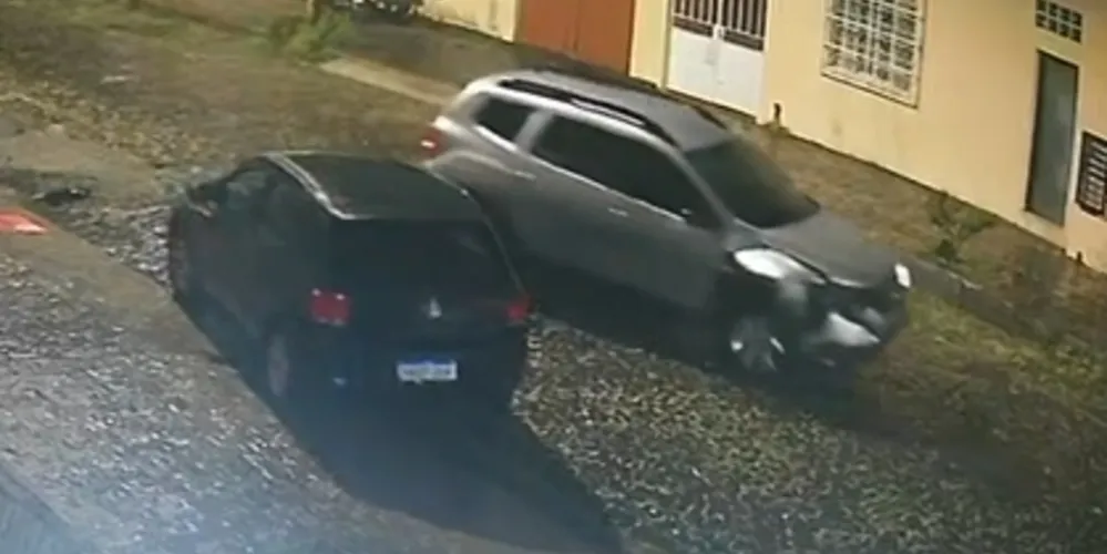 Carro colidiu contra veículo estacionado