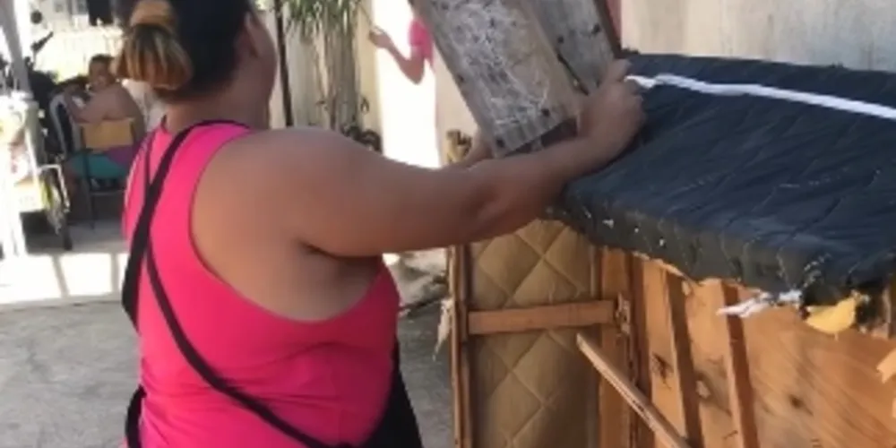 A mulher pegou um pedaço de madeira e arruinou a cama do marido