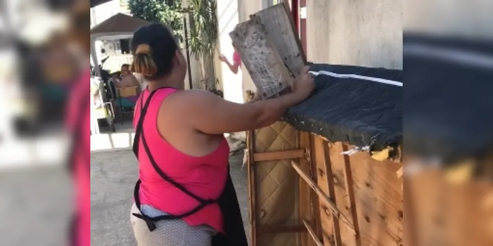 A mulher pegou um pedaço de madeira e arruinou a cama do marido