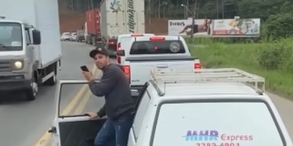 O motorista estava esperando o trânsito fluir
