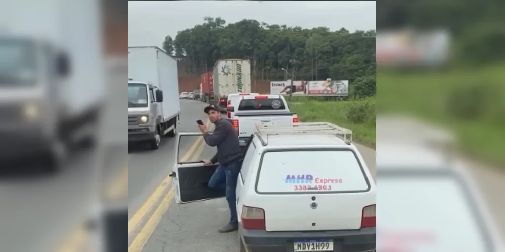 O motorista estava esperando o trânsito fluir