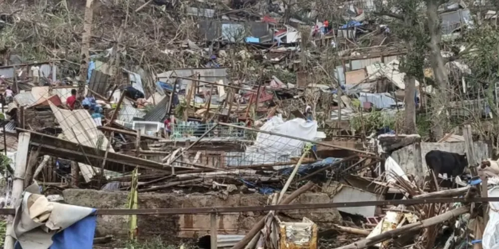 Destroços após a passagem do ciclone Chido em Mayotte, em foto de 15 de dezembro de 2024