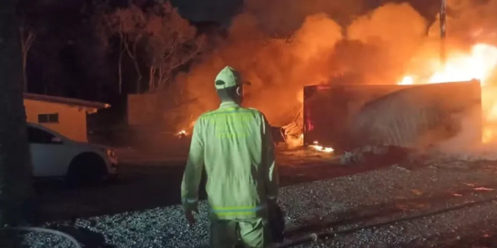 Quando os bombeiros chegaram ao local, o barracão de fabricação estava totalmente em chamas