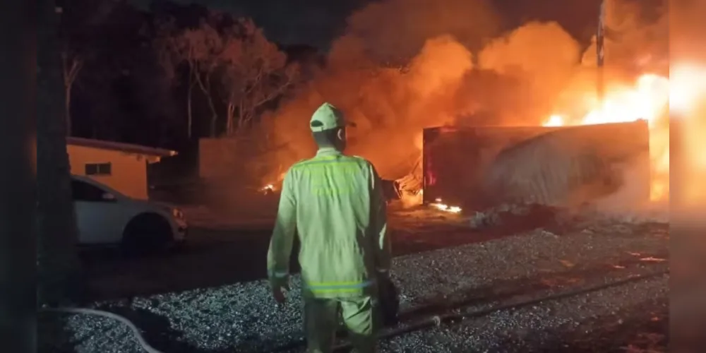 Quando os bombeiros chegaram ao local, o barracão de fabricação estava totalmente em chamas