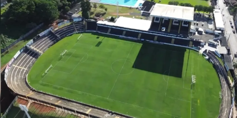 Imagem ilustrativa da imagem Operário realiza reformas no Germano Krüger; veja vídeo