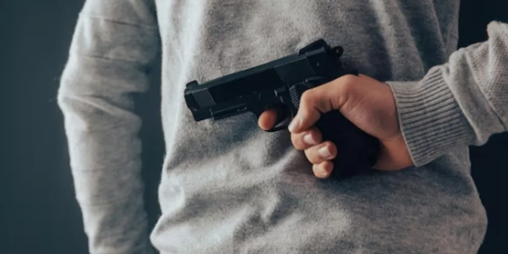 A mulher tentou fugir, mas foi flagrada pelo fazendeiro, que disparou quatro tiros na direção da vítima