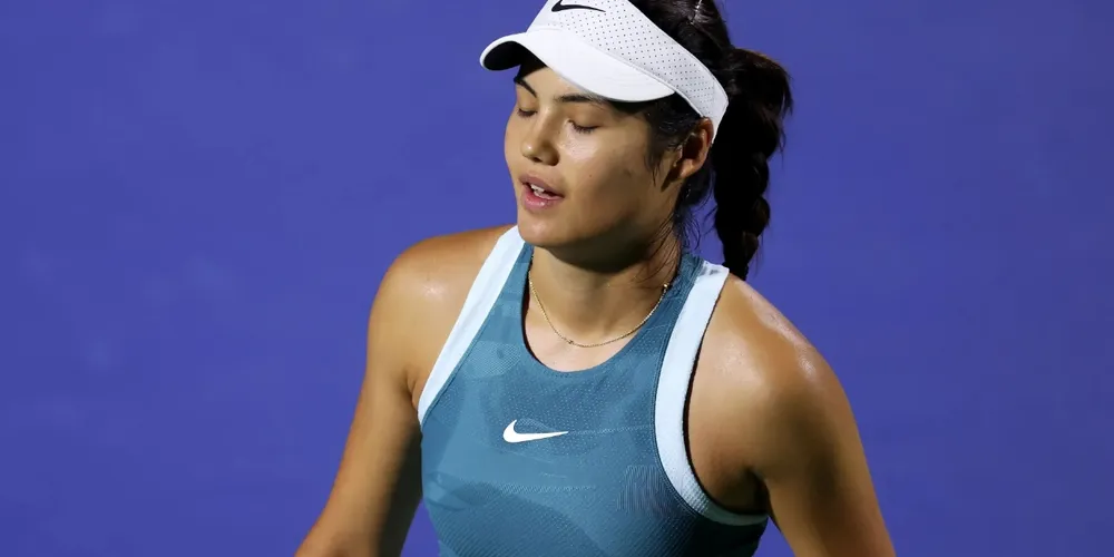 Emma Raducanu em jogo contra Karolina Muchova pela segunda rodada do Dubai Duty Free Tennis
