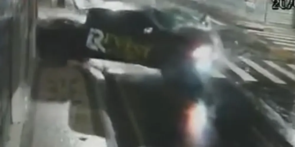 A colisão aconteceu em uma via de semáforo, o qual estava intermitente