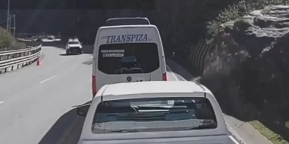 O acidente ocorreu em uma das rotas mais perigosas da região, devido aos deslizamentos de terra