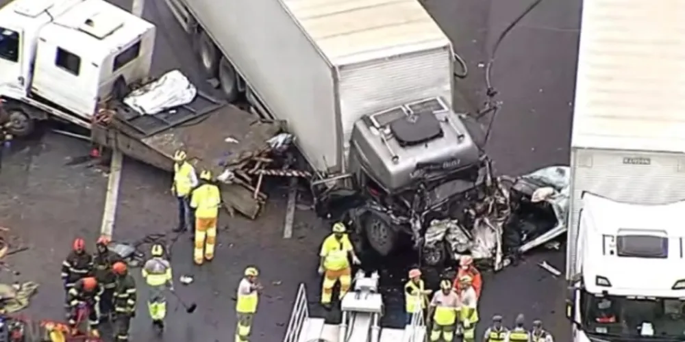 Pelo menos quatro viaturas do Corpo de Bombeiros atenderam a ocorrência