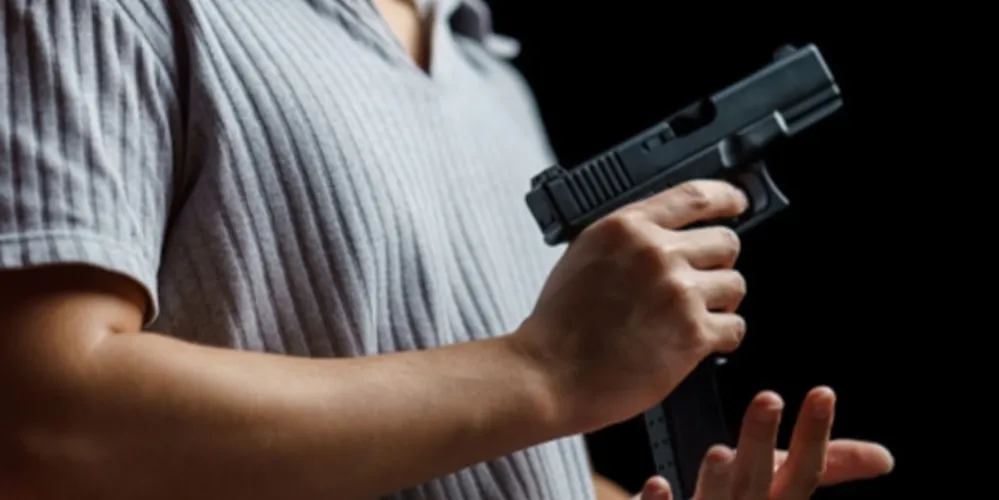 Os suspeitos fugiram a pé e uma arma foi apreendida pela PM