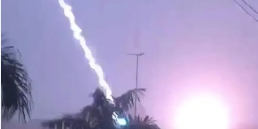 Queda de raio foi flagrada