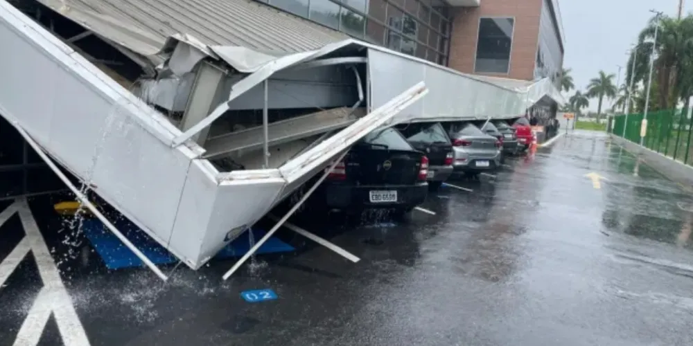Teto de estacionamento de supermercado desaba em São Caetano