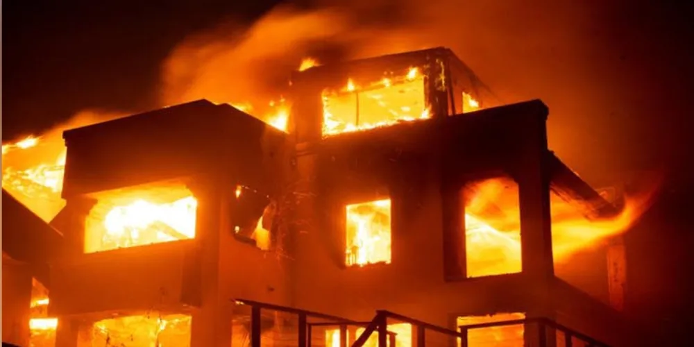 Chamas consomem estrutura em meio a incêndios gigantescos em Los Angeles