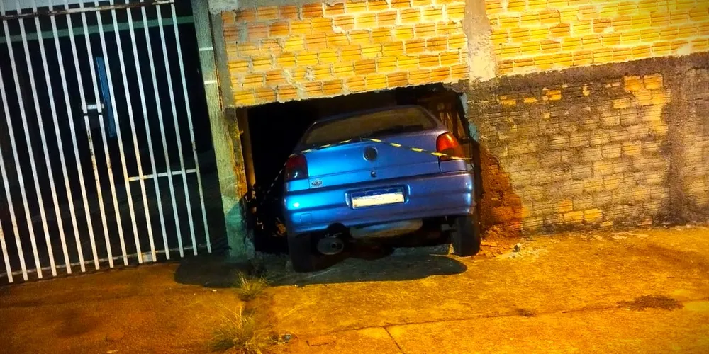 Carro quase 'entrou' dentro de uma residência