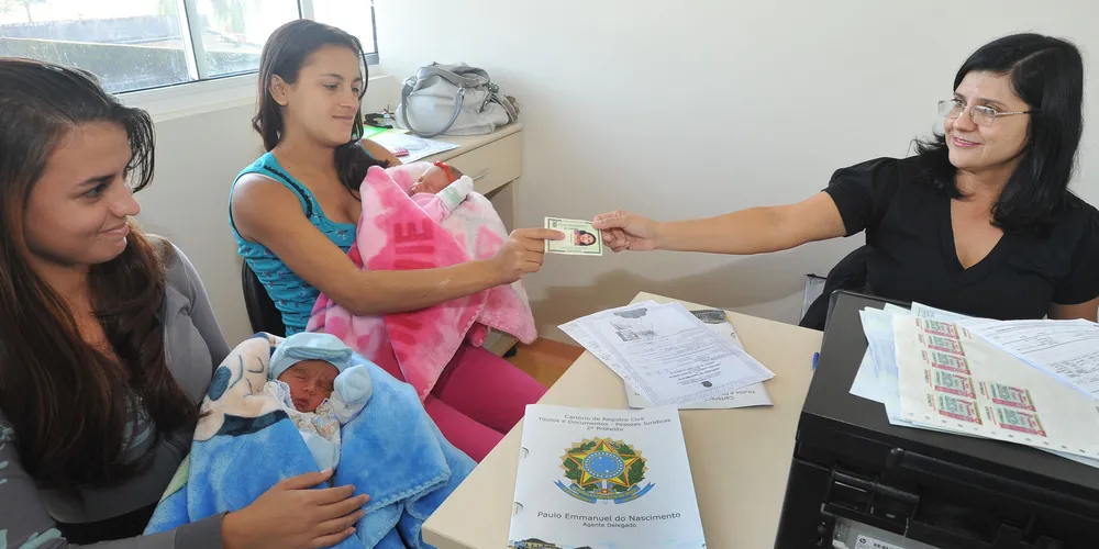 Entre as oportunidades que não exigem experiência está a vaga de auxiliar de cartório