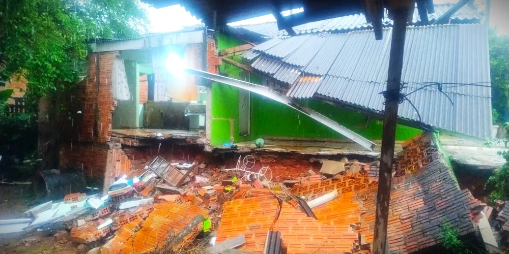 Partes da residência desabaram na rua Doutor Carlos Dezaunet Neto, número 197