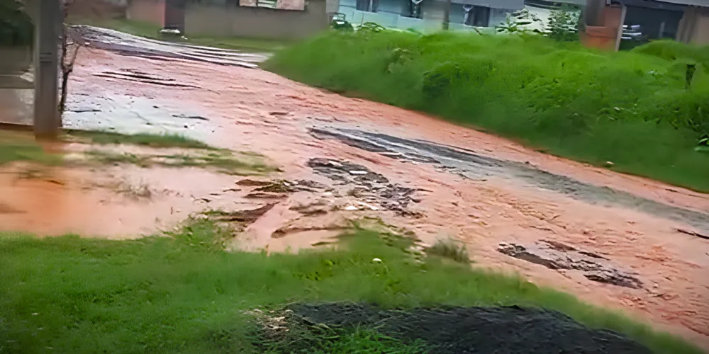 Ruas estão alagadas com as fortes chuvas