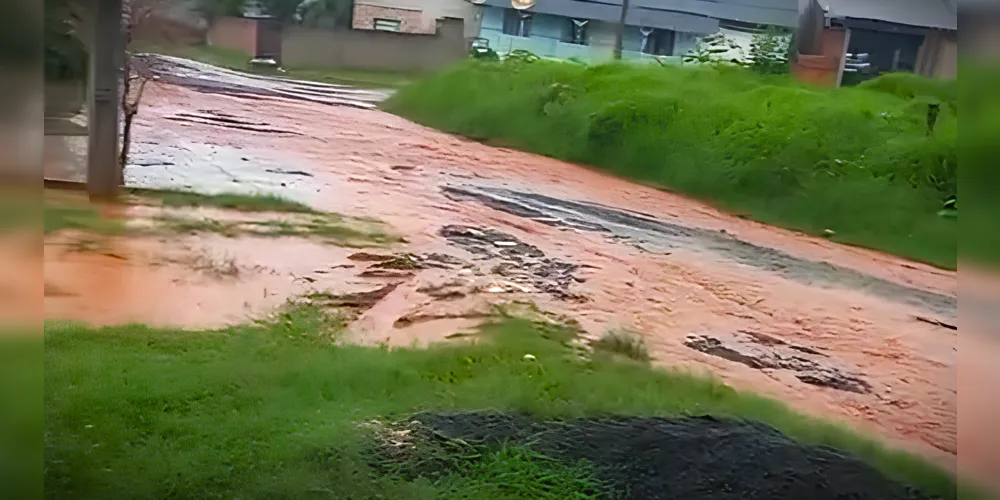 Ruas estão alagadas com as fortes chuvas