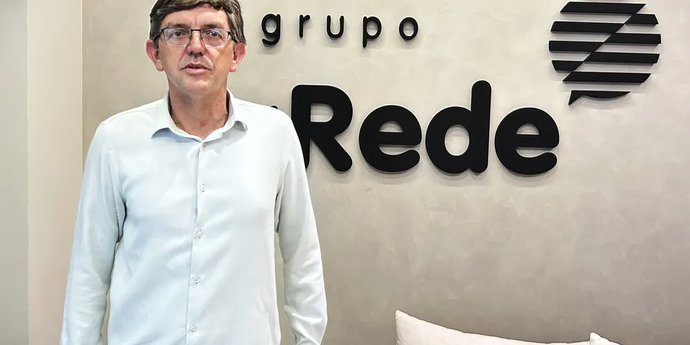 Grokoviski é graduado em Ciências Contábeis e em Administração Pública