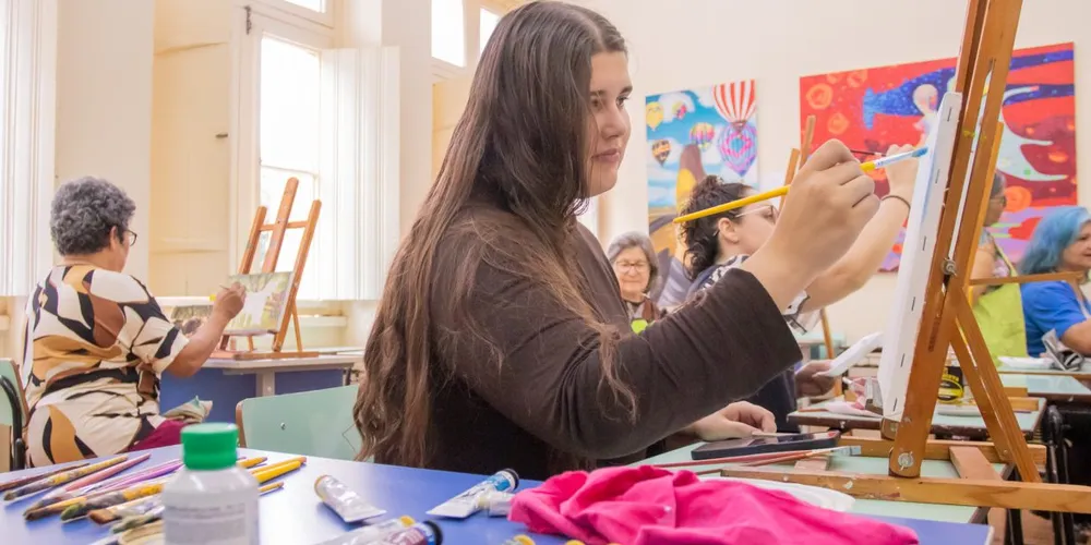 As mensalidades dos cursos custam R$ 100,00, com exceção do curso de Piano, cujo valor será R$ 150,00