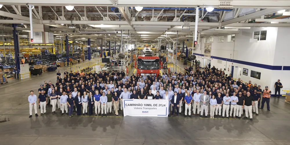 Marca de 10 mil caminhões produzidos em um ano foi celebrada na fábrica de Ponta Grossa