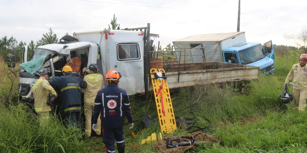 Acidente com caminhões aconteceu na manhã deste sábado (01), na BR-376, em Ponta Grossa