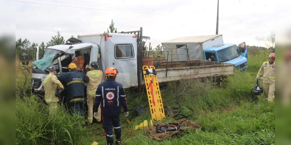 Acidente com caminhões aconteceu na manhã deste sábado (01), na BR-376, em Ponta Grossa