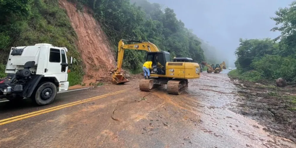 Equipes atuam no local para liberar a rodovia o mais rápido possível