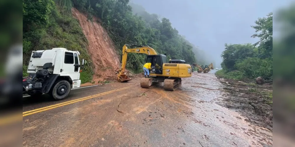 Equipes atuam no local para liberar a rodovia o mais rápido possível